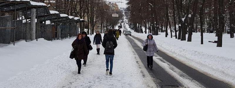 Днепр занесло снегом: чтобы попасть на работу, люди идут по проезжей части