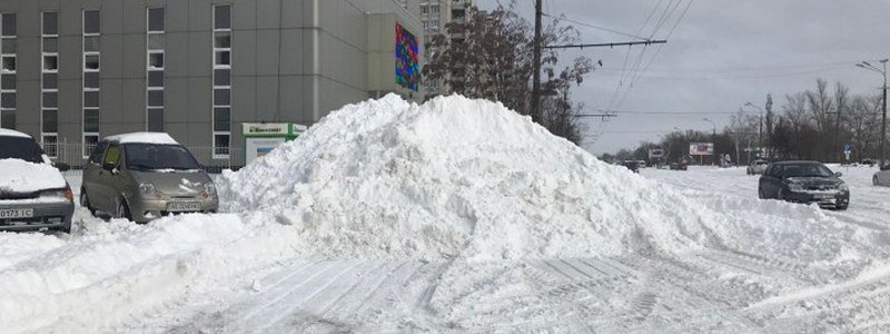 В Днепре появились снежные горы высотой более 3 метров: фотофакт