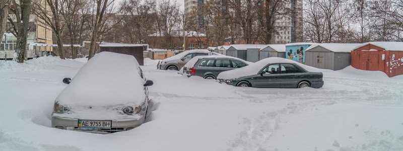 В Днепре машины замело снегом: удивительные фотографии и видео с высоты