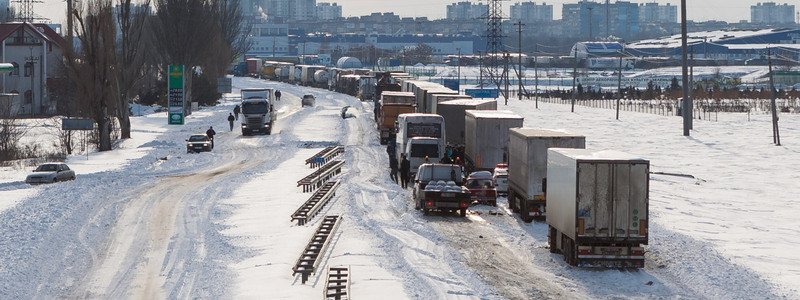 На Донецком шоссе из-за непогоды остановились фуры