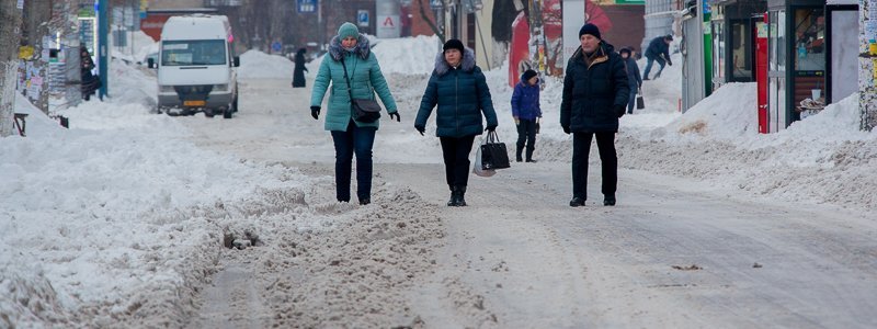 Снежное утро в Днепре: люди продолжают ходить по проезжей части