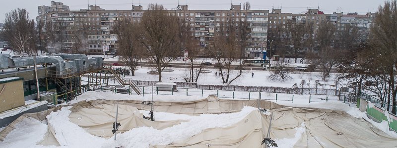 Снег завалил крышу теннисных кортов в СК "Восход": появилось видео с высоты