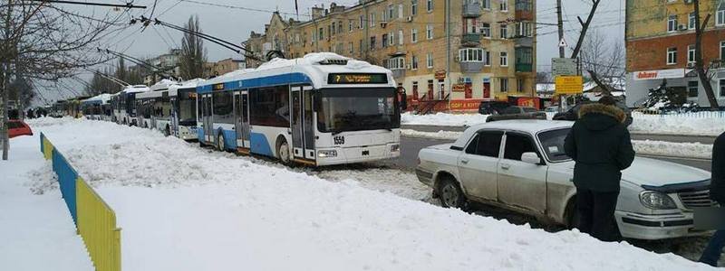 На Слобожанском проспекте "мастера парковки" заблокировали проезд троллейбусов