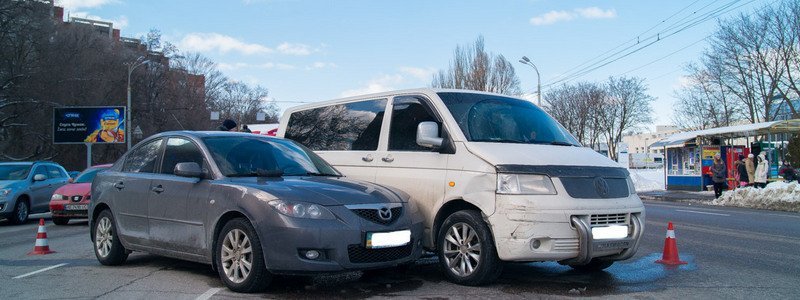 На Запорожском шоссе столкнулись Mazda и минивен Volkswagen
