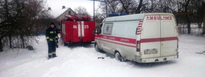 В Днепре спасатели доставали автомобиль скорой помощи из снега
