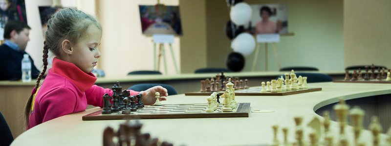 В Днепропетровской ОГА прошел турнир по шахматам между детьми и чиновниками