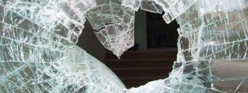 В Днепре пьяные пассажиры разбили стекло в маршрутке