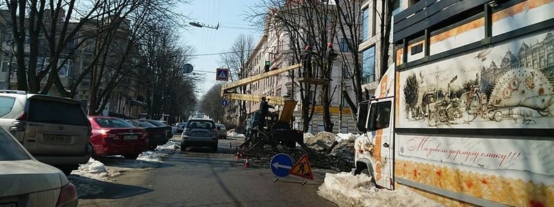 Почему на улице Короленко рубят деревья