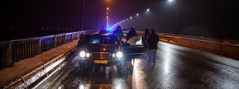 Погоня в Днепре: ночью полицейские ловили неадекватного водителя на Mercedes