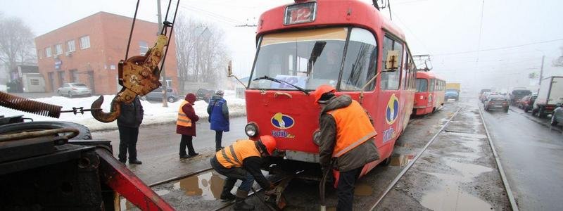 На проспекте Богдана Хмельницкого трамвай № 12 сошел с рельсов: движение затруднено