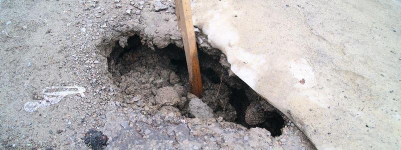 На одной из улиц Днепра образовалась глубокая яма: автомобилисты, будьте осторожны