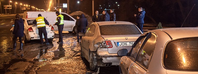 Тройное ДТП на Запорожском шоссе: Kia влетел в припаркованные автомобили
