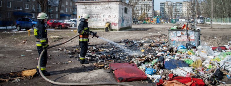 Во дворе на улице Калиновой горела мусорка