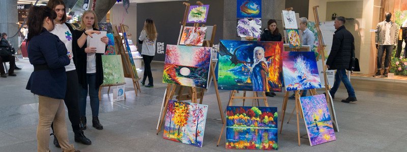 В центре Днепра проходит выставка-аукцион картин детей с аутизмом