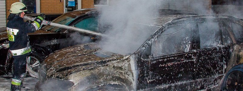 В центре Днепра BMW X5 сгорел дотла: несколько автомобилей повреждены