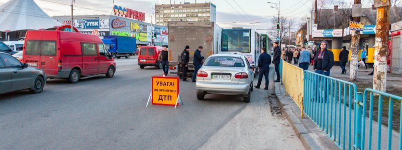 На Слобожанском проспекте столкнулись грузовик и две маршрутки: пострадала девушка