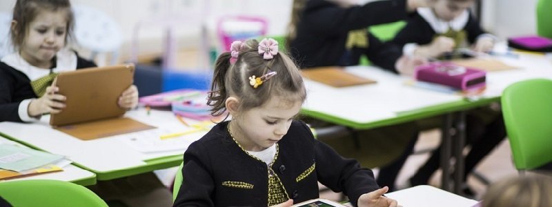 Из-за нового закона жительница Днепра не может определить ребенка в первый класс украинской школы