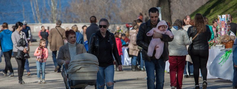 В парк Шевченко пришла весна: как празднуют Пасху в Днепре