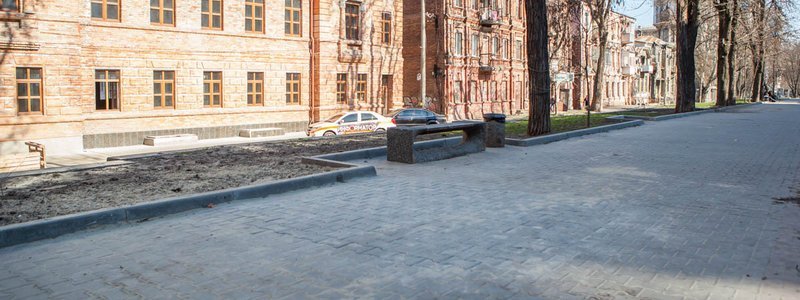 Тротуар, не болей: на Гоголя ликвидировали яму на пешеходной зоне