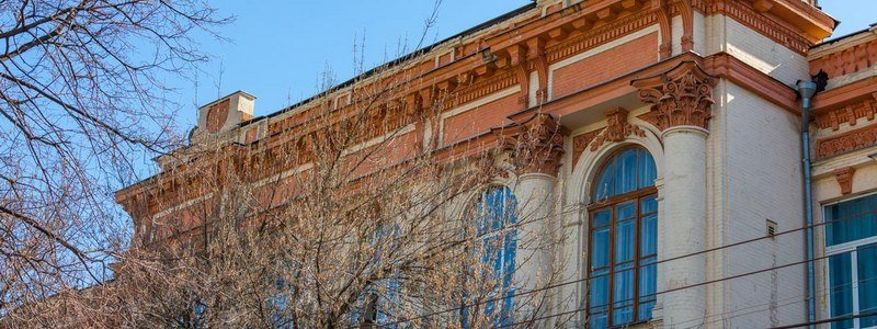 От роскошного особняка до Женской гимназии: какую историю хранит здание на улице Владимира Мономаха
