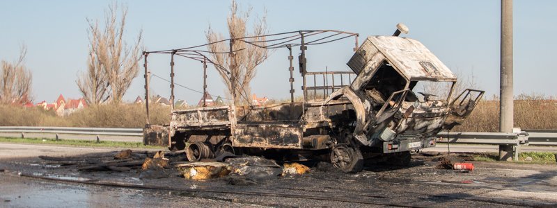 В Днепре возле METRO дотла сгорел КамАЗ с поролоном