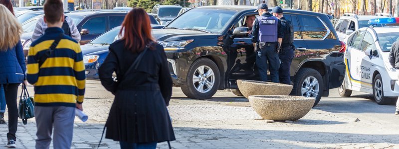 «Мастер» парковки: депутат городского совета Днепра припарковался на тротуаре