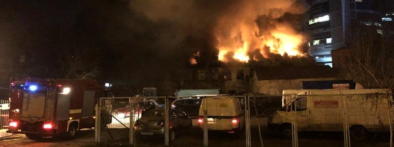 Масштабный пожар в центре Днепра: первые фото с места события