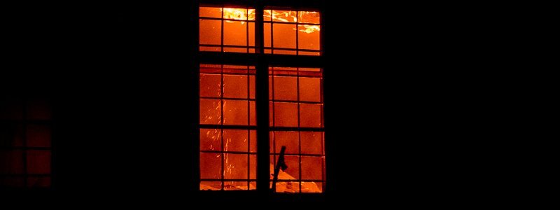 Масшатбный пожар в центре Днепра: здание начало рушиться