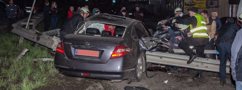 Под Днепром Nissan влетел в отбойник, который пробил салон насквозь: пострадали двое мужчин
