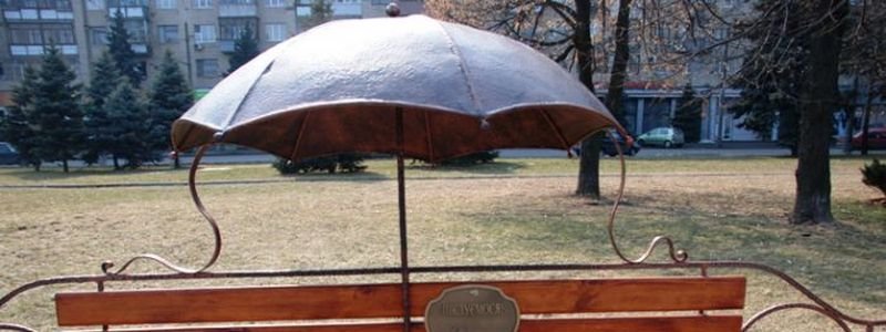 Мэри Поппинс по-днепровски: на набережной мужчины украли железный декоративный зонт