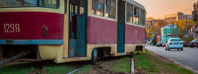 На Святослава Храброго трамвай сошел с рельсов: движение электротранспорта приостановлено