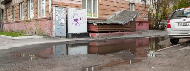 Опасная лужа: на Сичеславской Набережной гнутся диски автомобилей