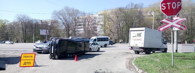На Запорожском шоссе столкнулись BMW и Mitsubishi: пострадала женщина