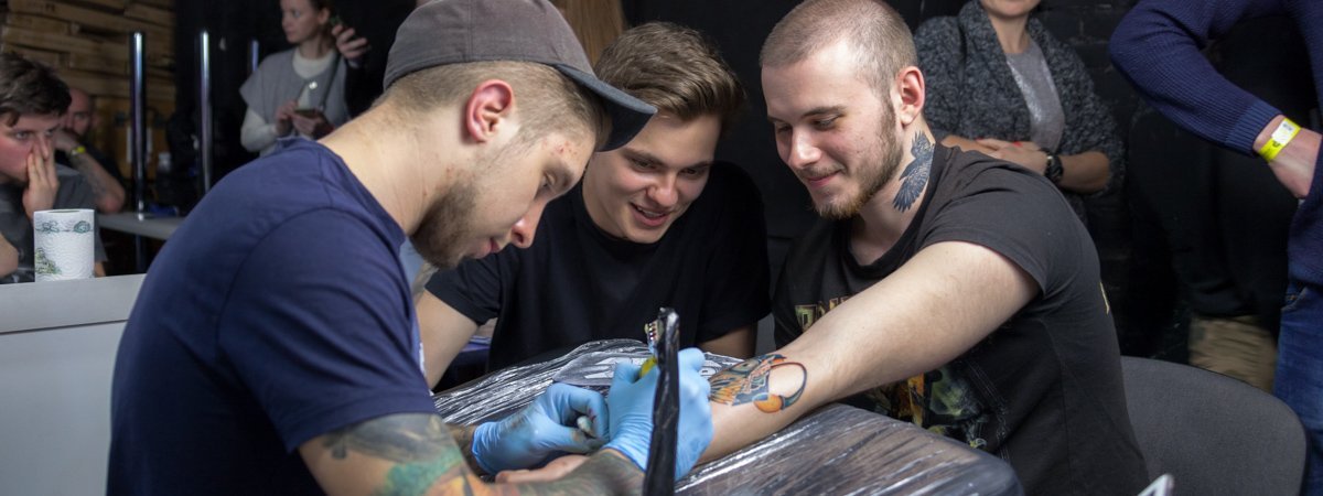 В Днепр съехались тату-мастера и люди с бодимодификациями: как прошел Tattoo mania Festival