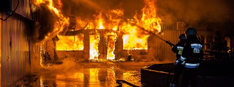 Сильный пожар на Левом берегу Днепра: горели 8 магазинов