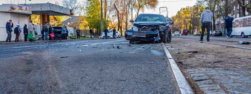 ДТП на Богдана Хмельницкого: от удара Opel выбросило на остановку