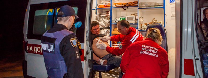 Ночная драка в Днепре: мужчина получил два ножевых ранения