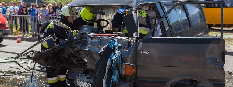 На Марии Лисиченко столкнулись Mazda и Volkswagen: пострадавшего вырезали спасатели