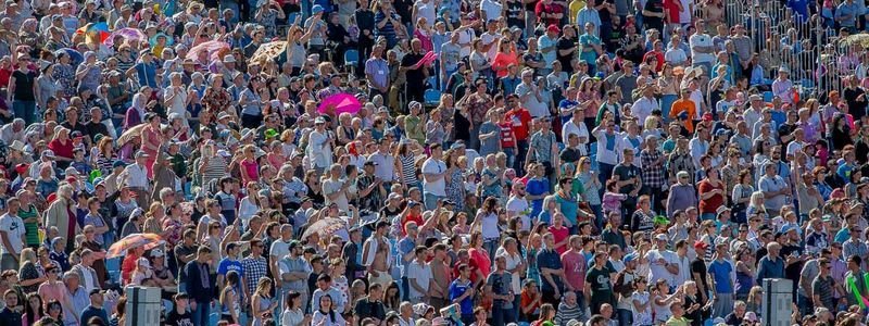 В Днепре на стадионе "Метеор" молились 20 тысяч человек