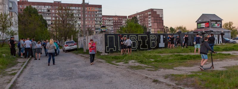 В Днепре из-за граффити в честь СС "Галичина" подрались местные жители и активисты