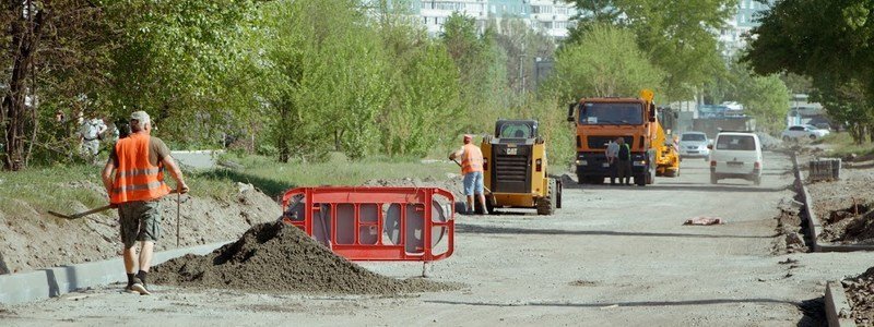 В Днепре на улице Дементьева ремонтируют дорогу