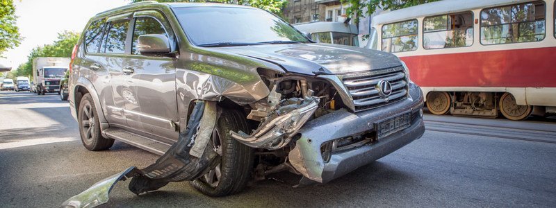 В Днепре Lexus протаранил два авто, в одном из них находилась 4-летняя девочка