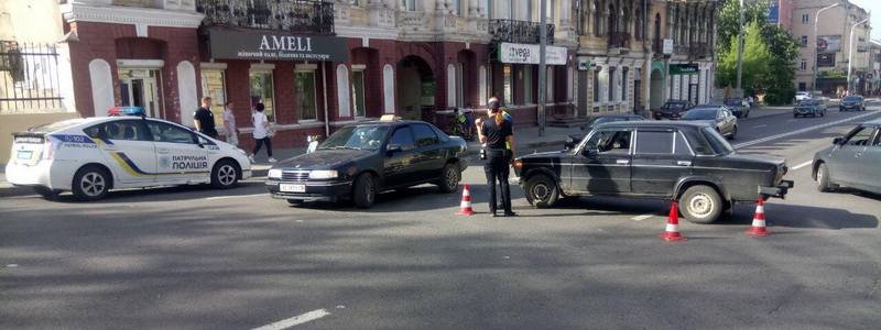 В центре Днепра мужчина упал с мопеда, избегая столкновения с ВАЗ