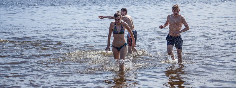 Горячие девушки под палящим солнцем: как в Днепре открывают пляжный сезон