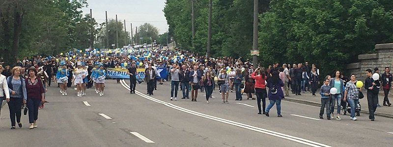В Днепре стартовал "Марш мира": тысячи людей собрались возле памятника Славы