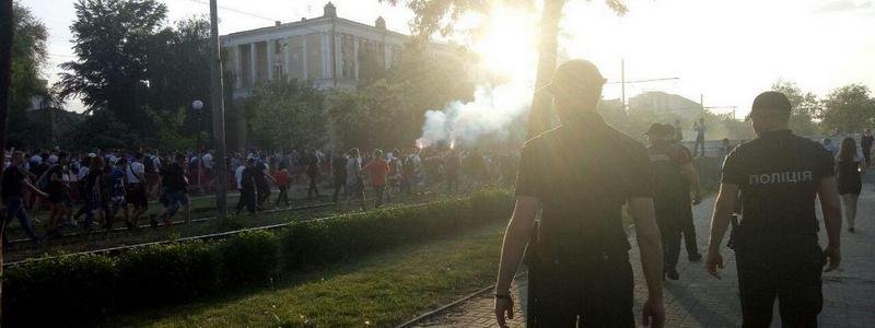 Взрывы, дым и драка с полицией: ультрас прошли маршем по центру Днепра