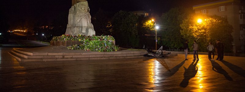 В Днепре возле памятника Славы сожгли советскую "звезду"