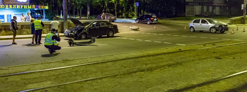 В Днепре на проспекте Богдана Хмельницкого столкнулись Skoda и Chevrolet