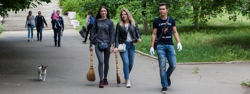 Субботник по-новому: как в Днепре убирали парк Гагарина
