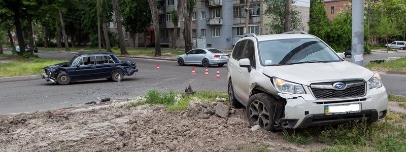 На Антоновича Subaru не пропустил ВАЗ: пострадали мужчина и женщина